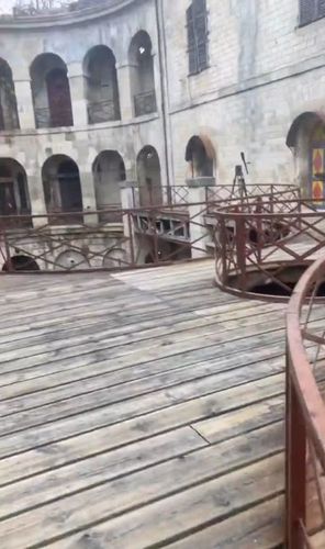 Visite du fort par Cécile Djunga
