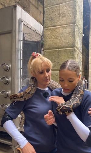Deux miss et un Boa