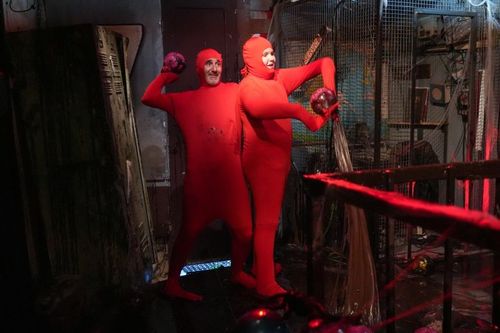 Elie Semoun et Gabin Tomasino dans l'épreuve de l'Araignée