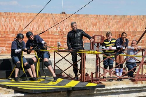 Elie Semoun et Camille Lacourt dans l'aventure du Tir à la Corde