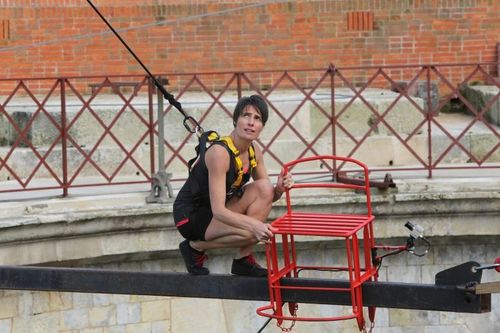 Alessandra Sublet dans l\'aventure de la Chaise instable repère le trapèze