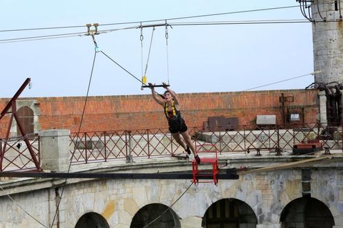 Alessandra Sublet s\'apprête à tenter de s\'agripper au trapèze de l\'aventure de la Chaise instable