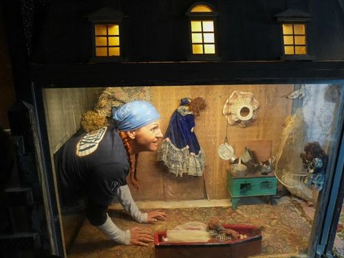 Cindy Sanders dans la Maison de Poupées