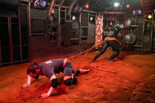 Hugo Manos face au Guerrier Mystère dans la Cage
