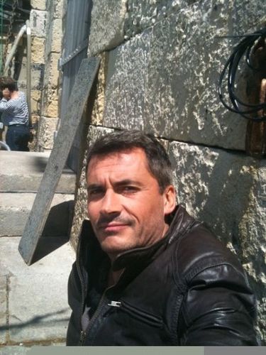 Sur les marches en extérieur en train de tweeter pendant une pause. Pour vous. #FortBoyard