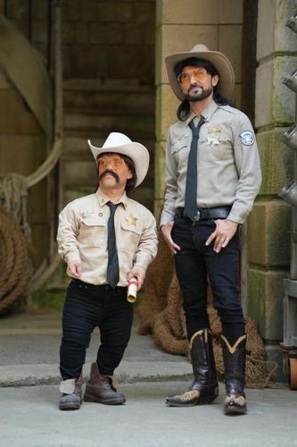 Passe Muraille en tenue de Sherif et le Sherif Willy