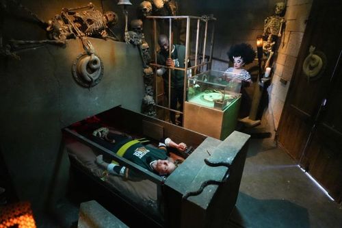 Sylvie Tellier et Cédric Doumbe dans la Catacombes