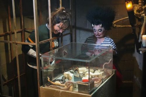 Laetitia Milot e Magali Ripoll dans les Catacombes