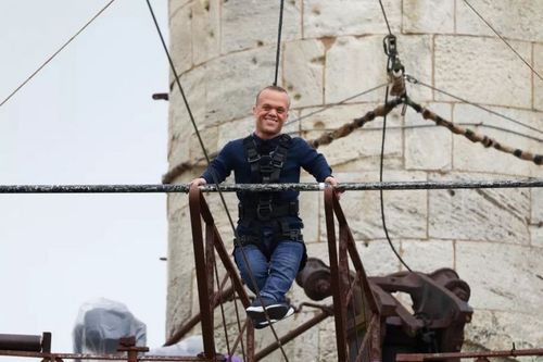 Passe-Muraille jouant les funambules