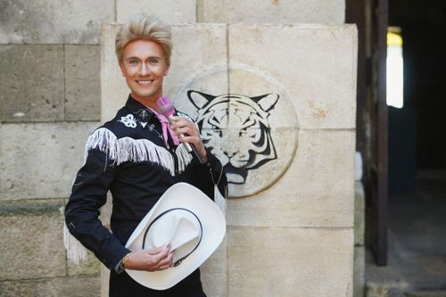 Cyril Gossbo en tenue de Cow-Boy