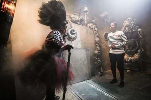 Aurelie Konate dans les Catacombes face à Passe-Oussakass