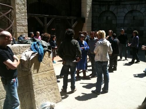 Pause dans la cour avant reprise Emission 6 Equipe Virgine Hocq/Sheryfa Luna