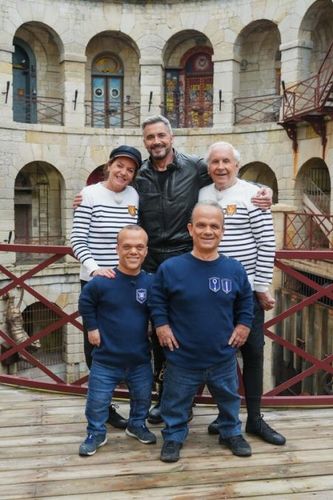 Photo de famille avec les anciens animateurs