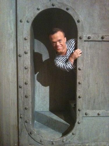 Suite des coulisses de #FortBoyard.Passe-muraille passe vraiment partout, même à travers les portes!