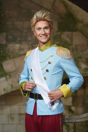 Cyril Gossbo en tenue princière