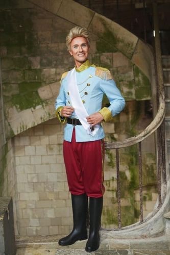 Cyril Gossbo en tenue princière