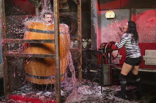 Isabelle Vitari et Fabien Olicard dans la Cellule du Château Boyard