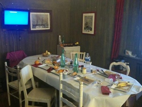 Quant à mes amis candidats voici ce qui reste de leur loge après la pause bouffe!