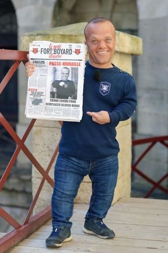 Passe-Muraille tenant un journal évoquant le successeur d'Olivier Minne