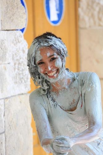 Aïda souriante à la sortie de l\'épreuve de la Lutte dans la boue