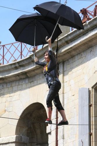 Danièle Evenou s\'aidant des Parapluies progresse sur le fil