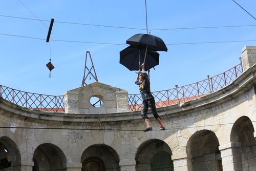 Danièle Evenou en approche de son objectif dans les Parapluies