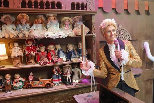 Portrait de Cyril Gossbo dans l'Atelier de Poupées