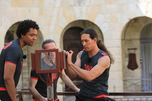 Teheiura aux prises avec un cadenas avec Stephan Rizon