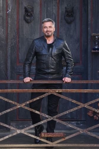 Portrait d'Olivier Minne devant la porte du Manoir