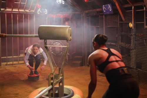 Dounia Coesens face à Lady Boo dans le défi de la Cage de la Double Faucheuse