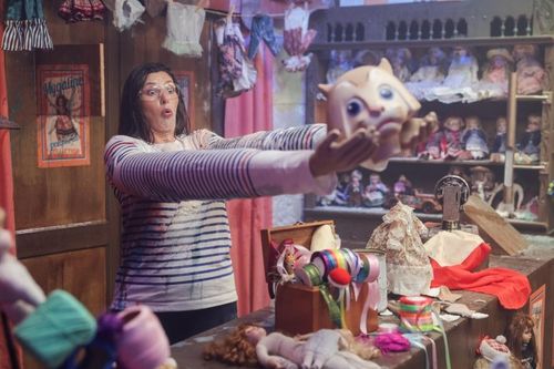 Camille Cerf dans l'Atelier de Poupées