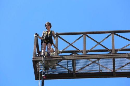 Jennifer Lauret s\'apprête à sauter ...