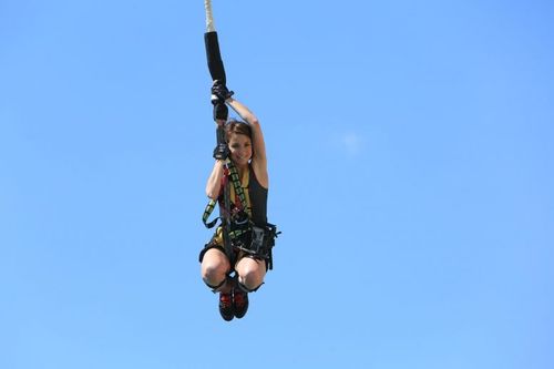 Jennifer Lauret récupère le code pour ses coéquipiers dans l\'aventure du Saut de l\'ange