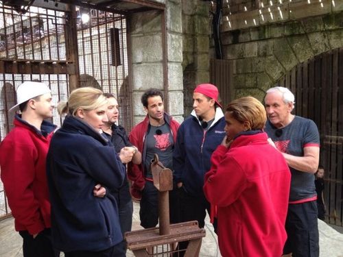 Dernier bonus de ce soir... Les coulisses de #FortBoyard. Le brief en salle du trésor!