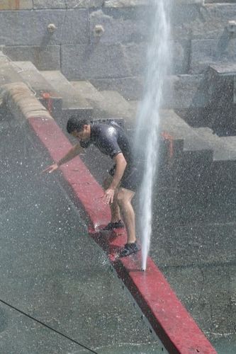 Majid Berhila cherchant l\'équilibre sur la Poutre jets d\'eau