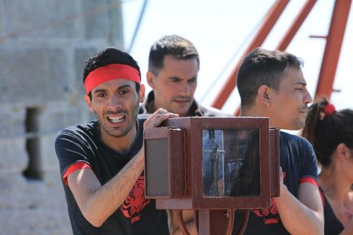 Mustapha El Atrassi près du coffret contenant l\'indice de l\'aventure de la Tyrolienne inversée