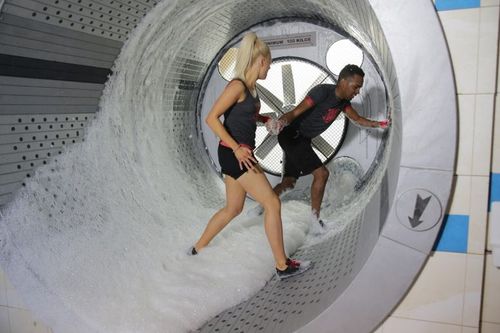 Katrina Patchett et Colonel Reyel essayent de ne pas se faire mousser dans l\'épreuve de la Laverie