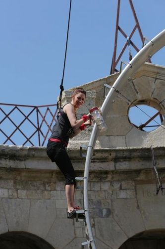 Sandra Lou prudente dans la Cerce