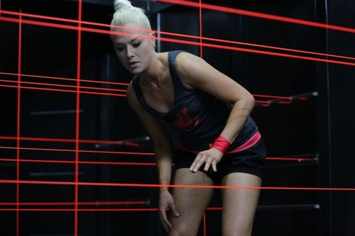 Katrina Patchett tentant d\'éviter les lasers de l\'Alerte rouge