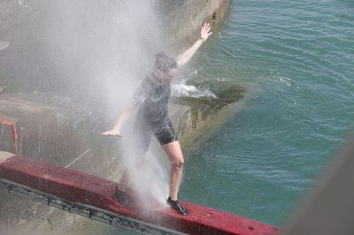 Anne-Sophie Girard tentant de venir à bout de la Poutre jets d\'eau