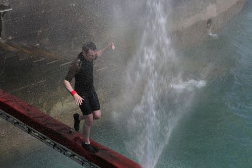 Matthieu Gonet dans l\'épreuve de la Poutre jets d\'eau
