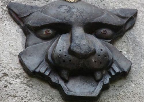 Moulure en métal d'une tête de tigre