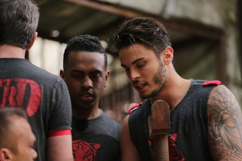 Colonel Reyel et Baptiste Giabiconi en pleine réflexion pour trouver le mot code