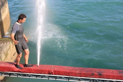 Pierre Frolla sur la Poutre jets d\'eau