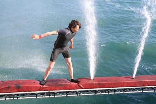 Arnaud Tsamere sur la Poutre jets d\'eau