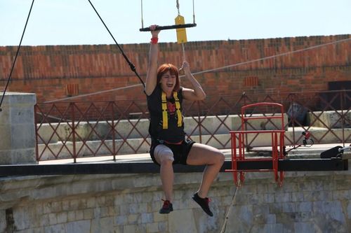 Fauve Hautot s\'accroche sur le trapèze de l\'aventure de la Chaise instable pour donner le code à ses coéquipiers
