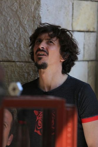Arnaud Tsamere devant la cellule du Manoir