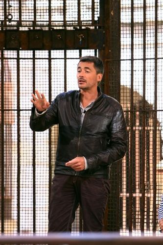 Olivier Minne devant la porte de la Salle du Trésor