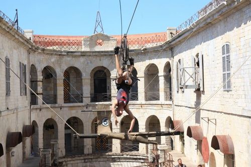 Laury Thilleman dans le Cablocypède