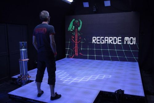 Alexandre Pesle face à Luciole dans la Cellule interactive